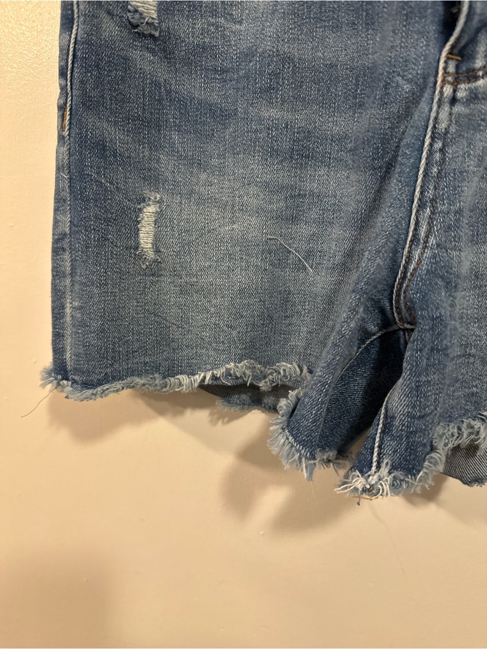 Women’s Medium Wash Denim Shorts Judy Blue Frayed Hem & Distressed Size Medium - Picture 4 of 8